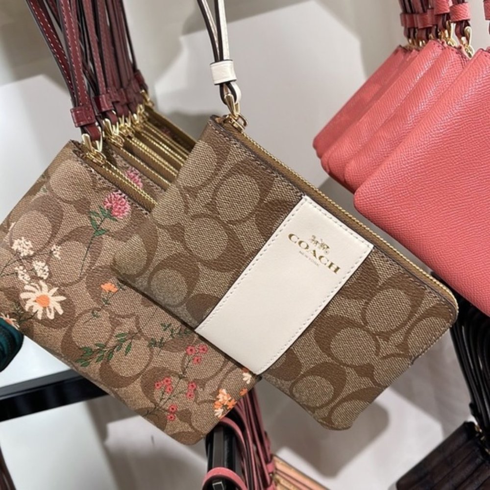Coach Corner Zip Wristlet In Signature Canvas Gold/KHAKI/CHALK - Picture 2 of 5